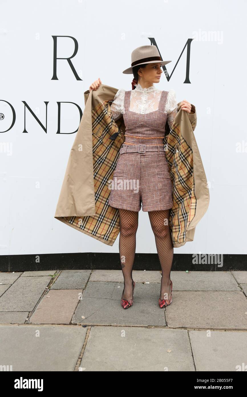 Die stilvolle Lady Yuliya Oleksenko posiert für ein Foto während der London Fashion Week Women's Day Four Street Style in Central London. Stockfoto