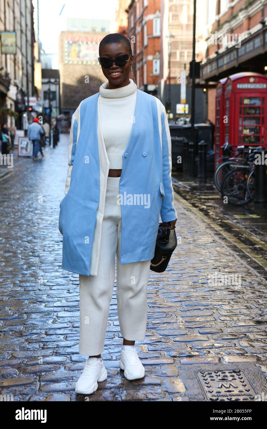 Trendige Lady posiert für ein Foto während der London Fashion Week Women's Day Four Street Style in Central London. Stockfoto