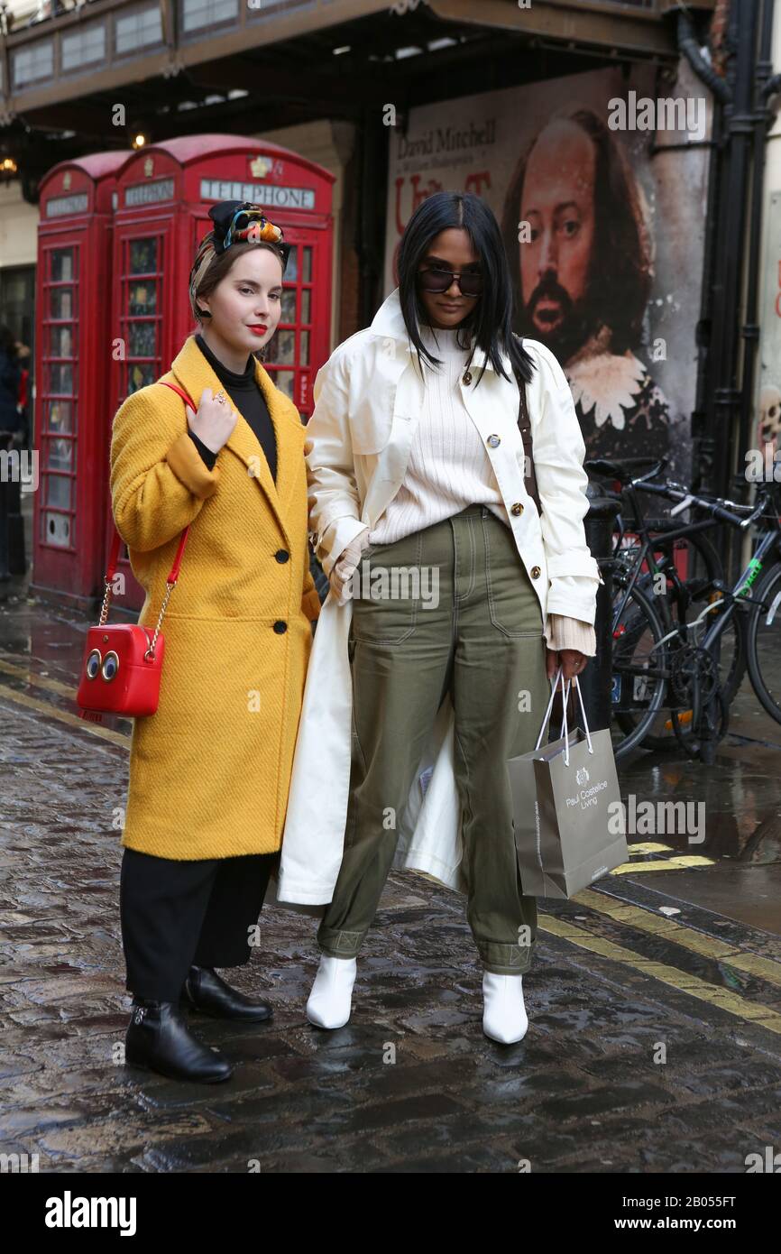 Zwei Trendige Damen posieren für ein Foto während der London Fashion Week Women's Day Four Street Style in Central London. Stockfoto