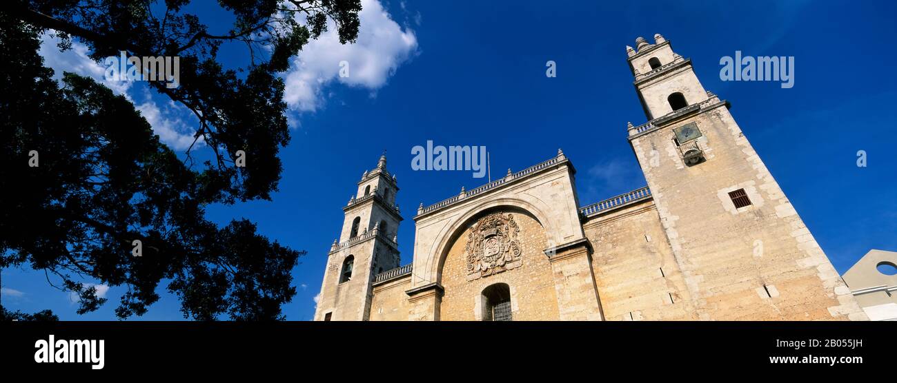 Niedriger Blick auf eine Kathedrale, die Kathedrale Merida, Merida, Yucatan, Mexiko Stockfoto