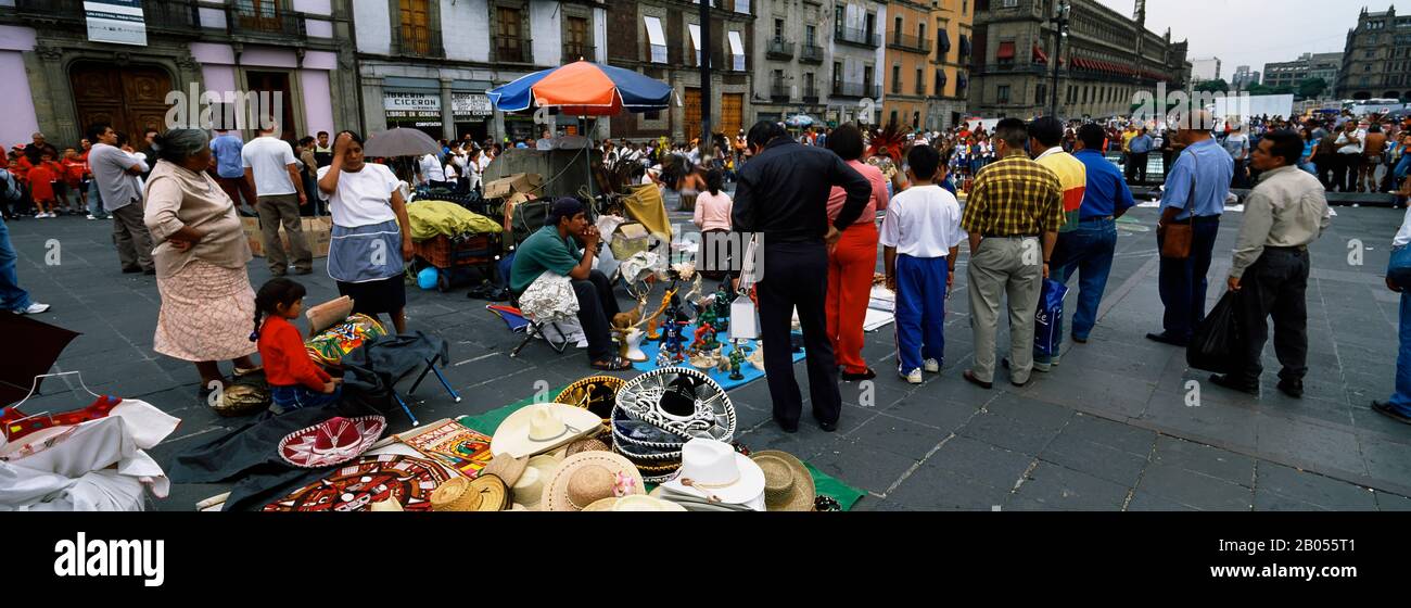 Touristen auf einem Stadtplatz, Zocalo, Mexiko-Stadt, Mexiko Stockfoto