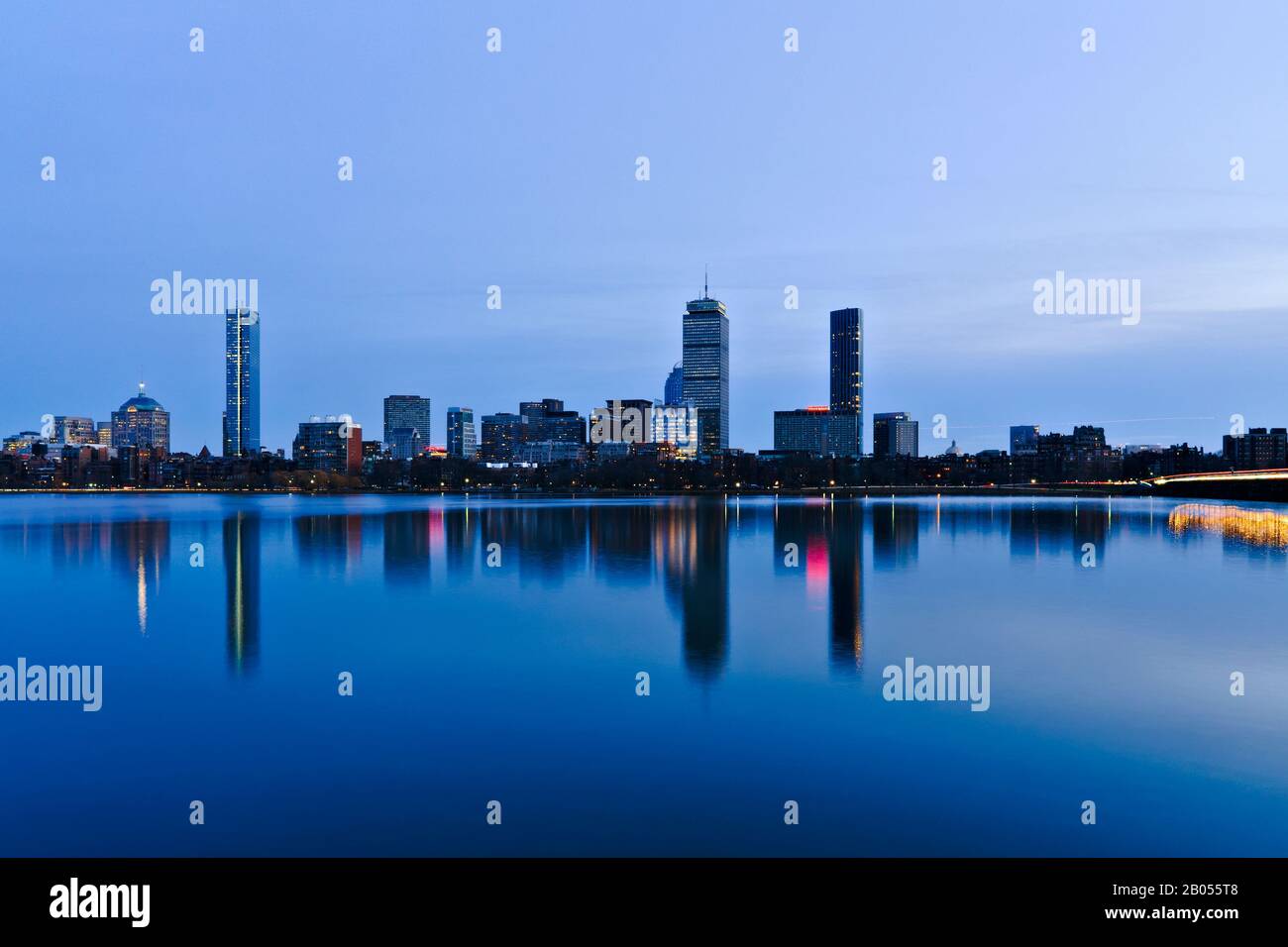 Reflexionen der Skyline der Boston Back Bay im Charles River Stockfoto