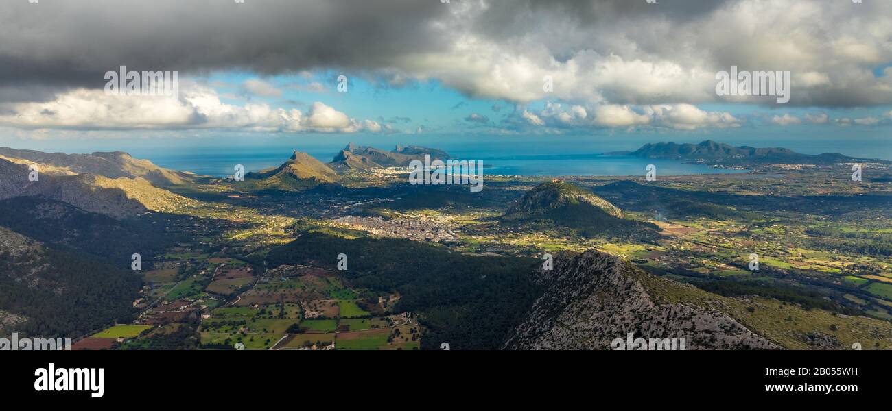 Luftbild, Hügel mit Santuari de la Stute de Déu del Puig, Ausläufer des Tramontan-Gebirges, Landschaft um Pollença, Blick auf die Bucht von P Stockfoto