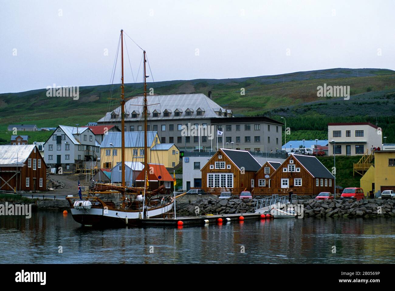 ISLAND, HUSAVIK, HAFEN, SEGELBOOT AUS ALTEM HOLZ, DAS FÜR DIE WALBEOBACHTUNG VERWENDET WIRD Stockfoto