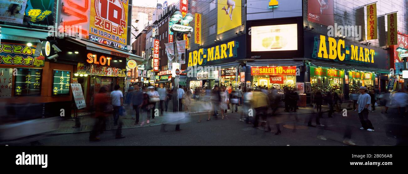 Eine Gruppe von Menschen, die auf einer Straße spazieren gehen, Shibuya Ward, Präfektur Tokio, Region Kanto, Japan Stockfoto