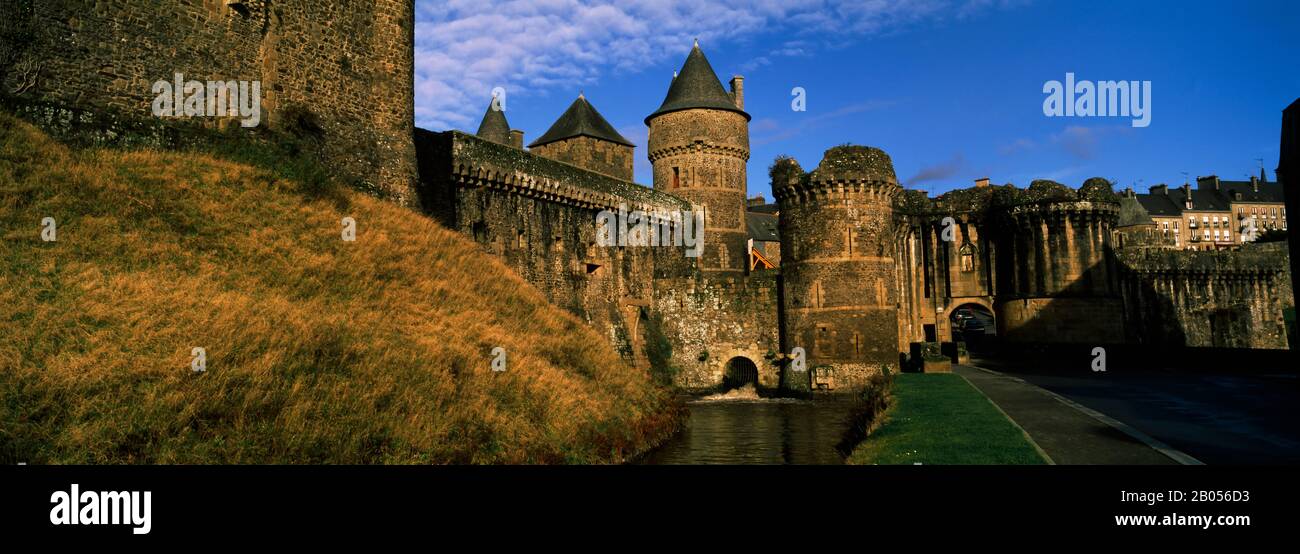 Niedriger Blick auf eine Burg, Chateau de Fougeres, Fougeres, Ille-et-Vilaine, Bretagne, Frankreich Stockfoto