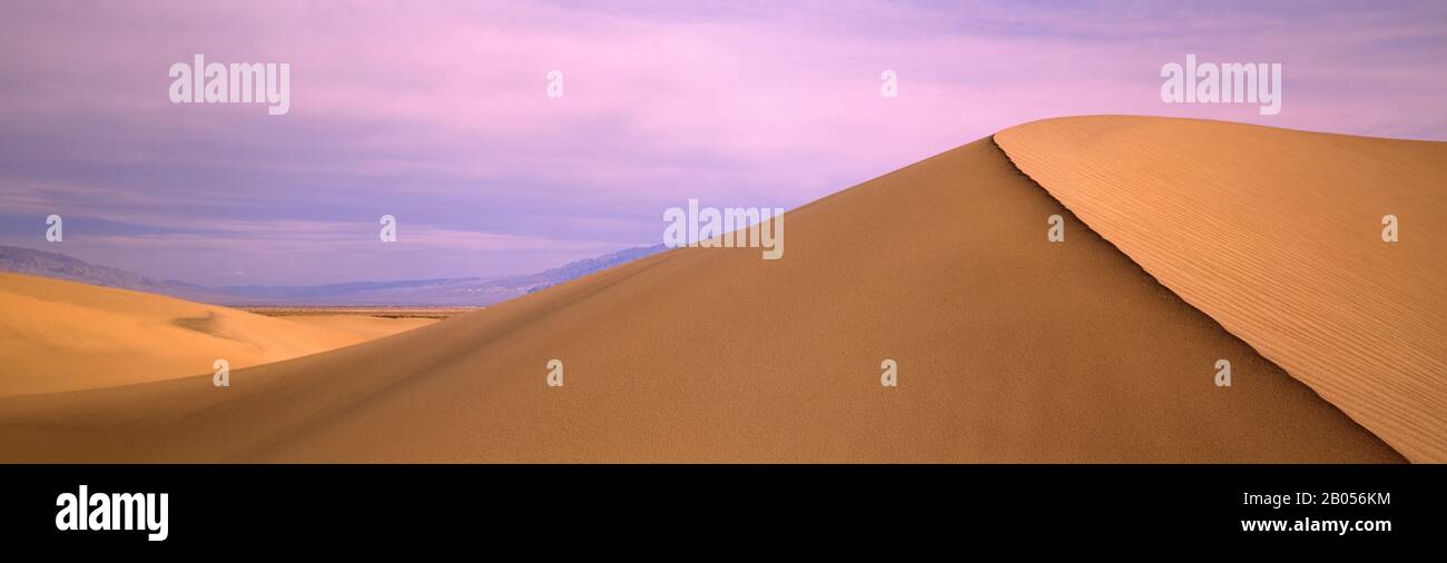 Sanddünen in einer Wüste, Im Todestal, Kalifornien, USA Stockfoto