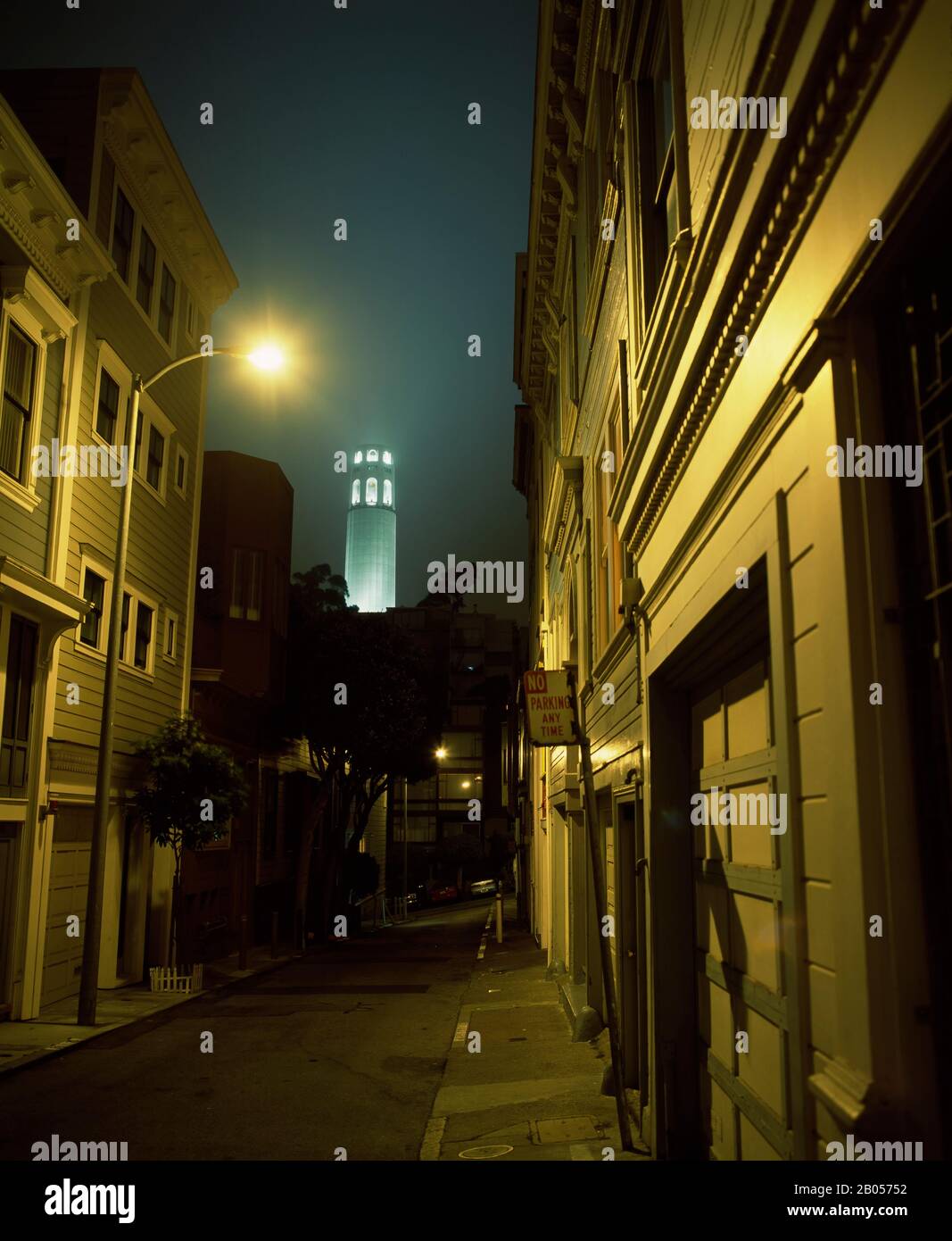 Gebäude entlang einer Straße mit einem Turm im Hintergrund, Coit Tower, San Francisco, San Francisco County, Kalifornien, USA Stockfoto