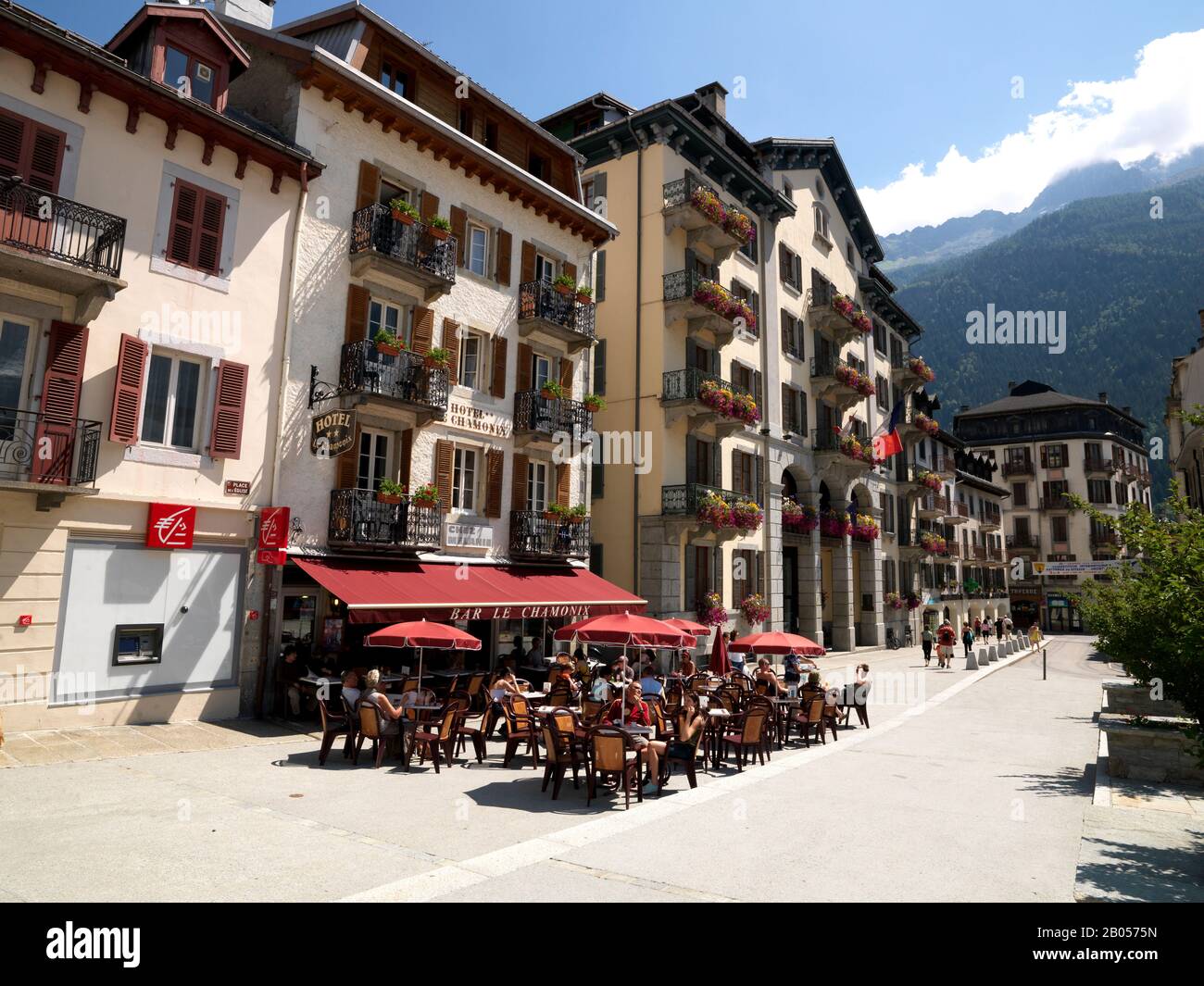 Straßencafé am Straßenrand, Place De l'Eglise, Chamonix, Haute-Savoie, Rhone-Alpen, Frankreich Stockfoto