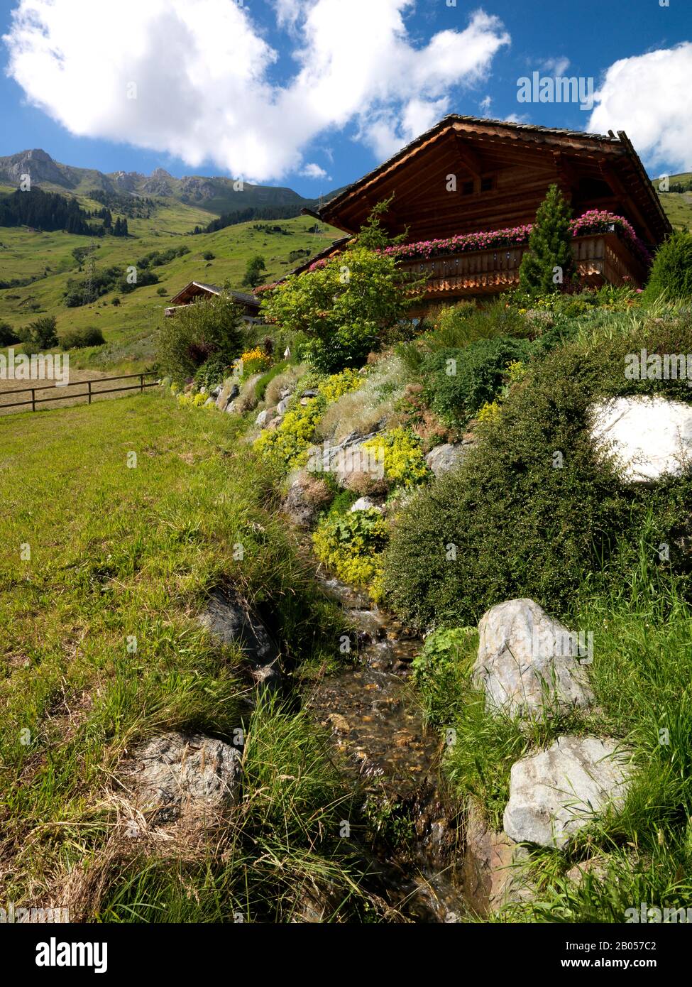 Blick auf ein Cottage in einem Skigebiet, Verbier, Bagnes, Entremont, Kanton Wallis, Schweiz Stockfoto