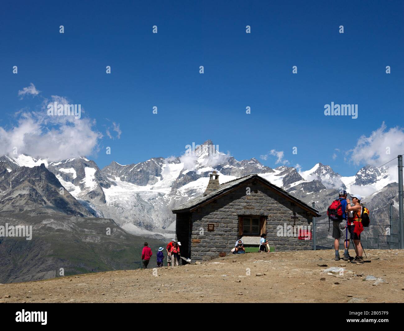 Wanderer an einem Bahnhof, Matterhorn, Rotenboden, Zermatt, Visp, Wallis Kanton, Schweiz Stockfoto