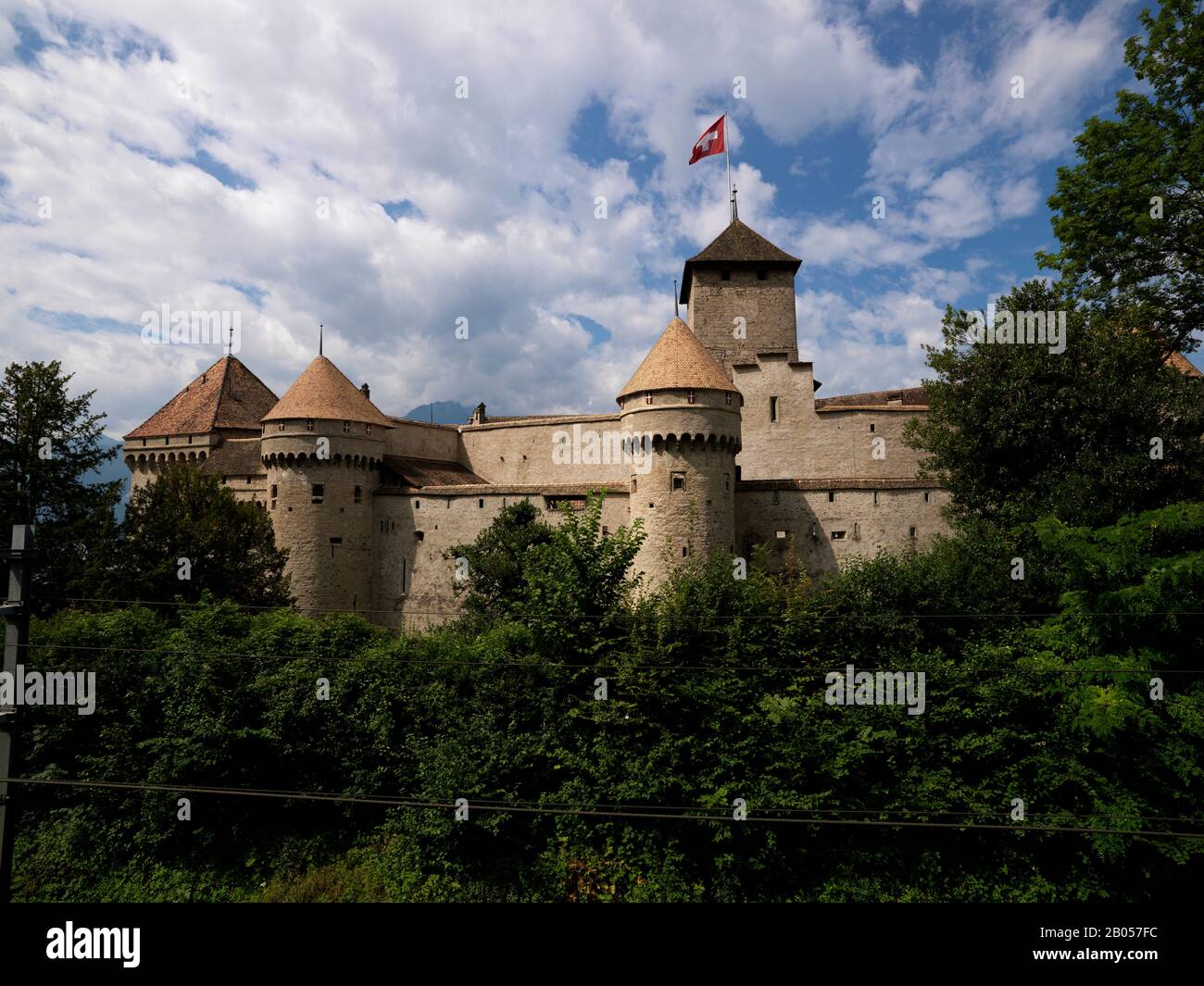 Schweizer Flagge auf einer Burg, Chateau De Chillon, Genfersee, Montreux, Vevey, Waadtländer Kanton, Schweiz Stockfoto
