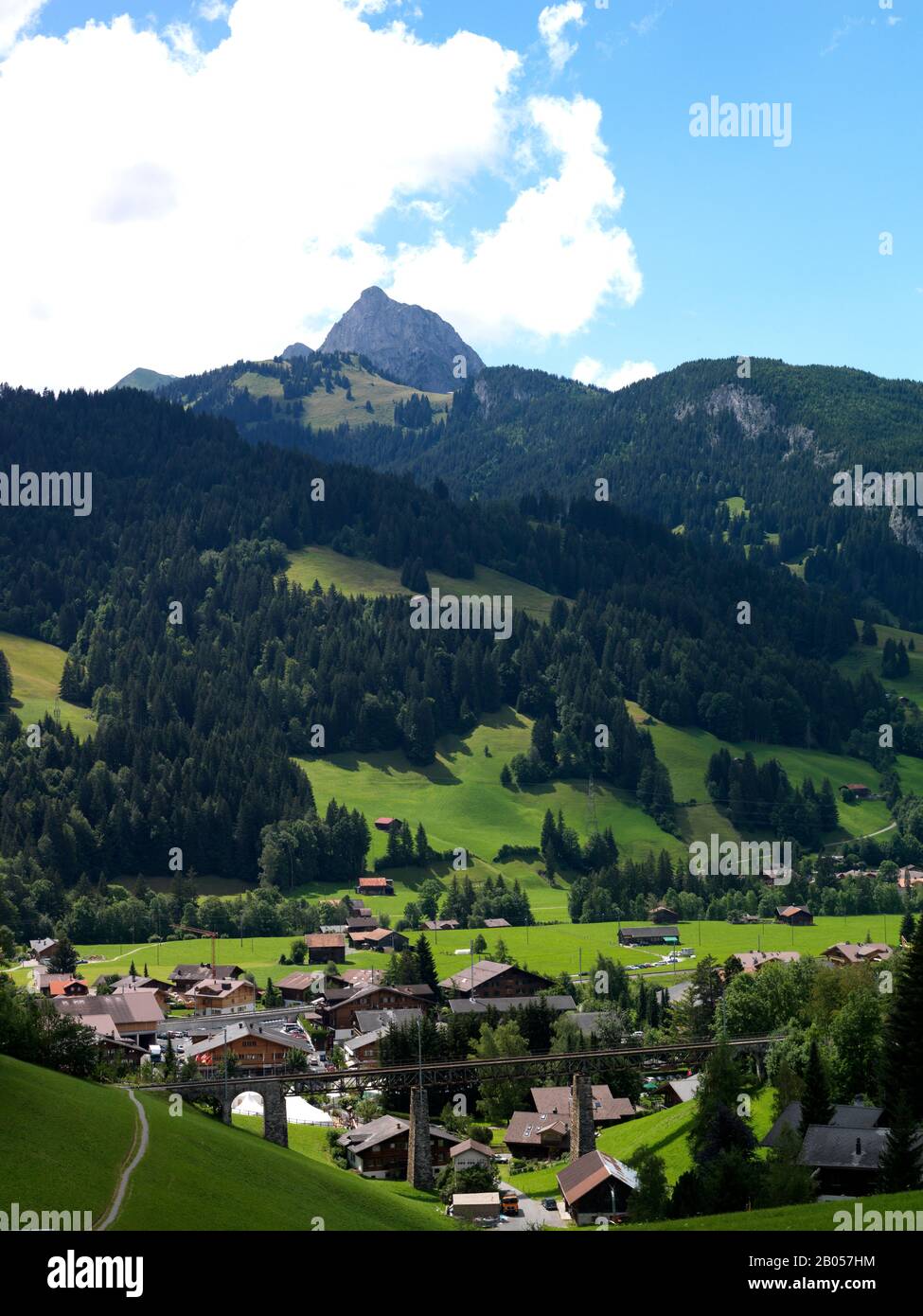 Blick auf ein Dorf, Gstaad, Saanen, Kanton Bern, Schweiz Stockfoto