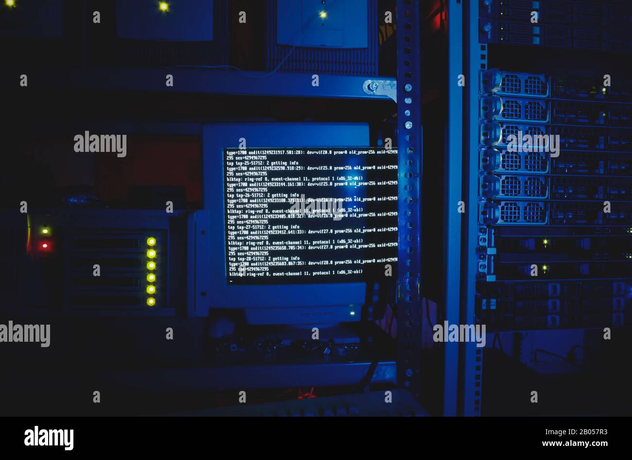Ein alter Computermonitor in einer dunkelblauen Rechenzentrumsumgebung Stockfoto Ein alter Computermonitor in einer dunkelblauen Rechenzentrumsumgebung Stockfoto
