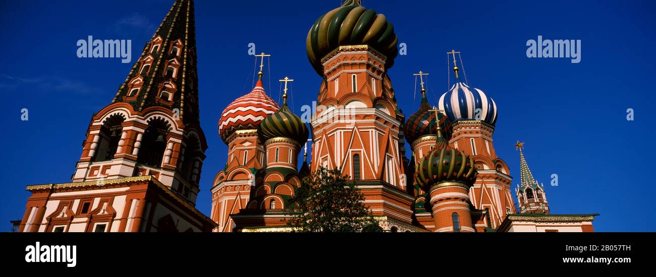 Niedriger Blick auf eine Kirche, die St. Basilius-Kathedrale, den Roten Platz, Moskau, Russland Stockfoto