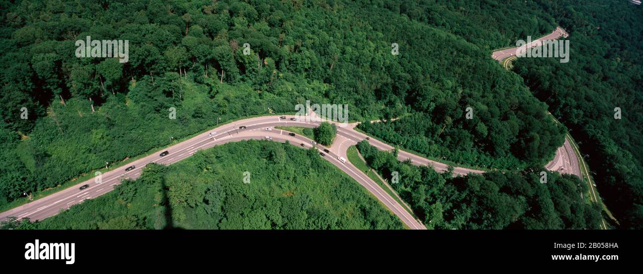 Luftbild einer Straße durch eine Landschaft, Stuttgart, Baden-Württemberg, Deutschland Stockfoto