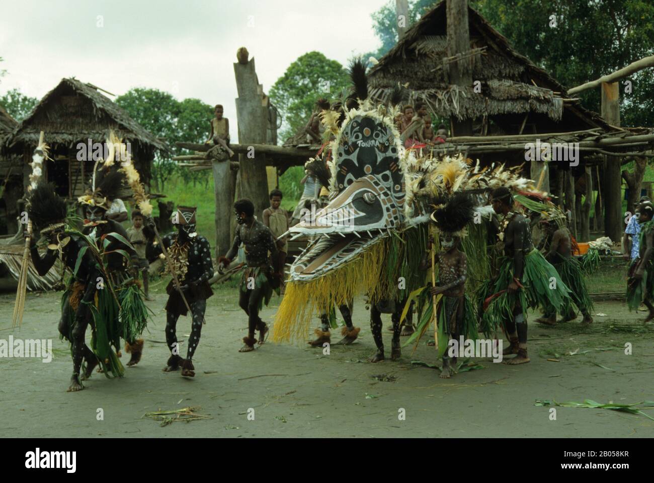 PAPUA-NEUGUINEA, SEPIK-FLUSS, TRADITIONELLER STAMMTANZ IM DORF MIT KROKODILMASKE Stockfoto