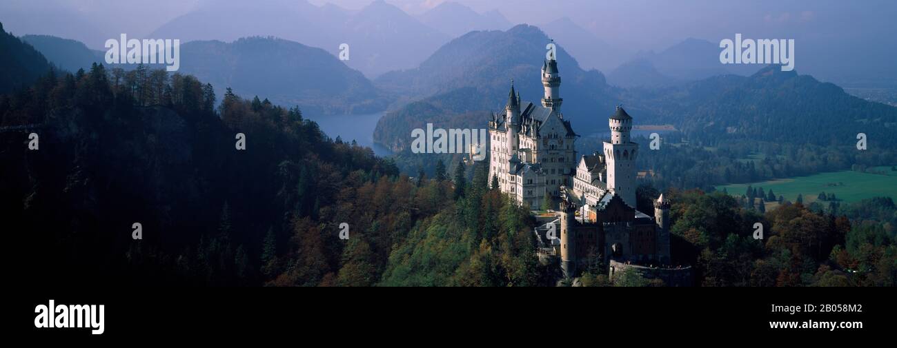 Schloss auf einem Hügel, Schloss Neuschwanstein, Bayern, Deutschland Stockfoto