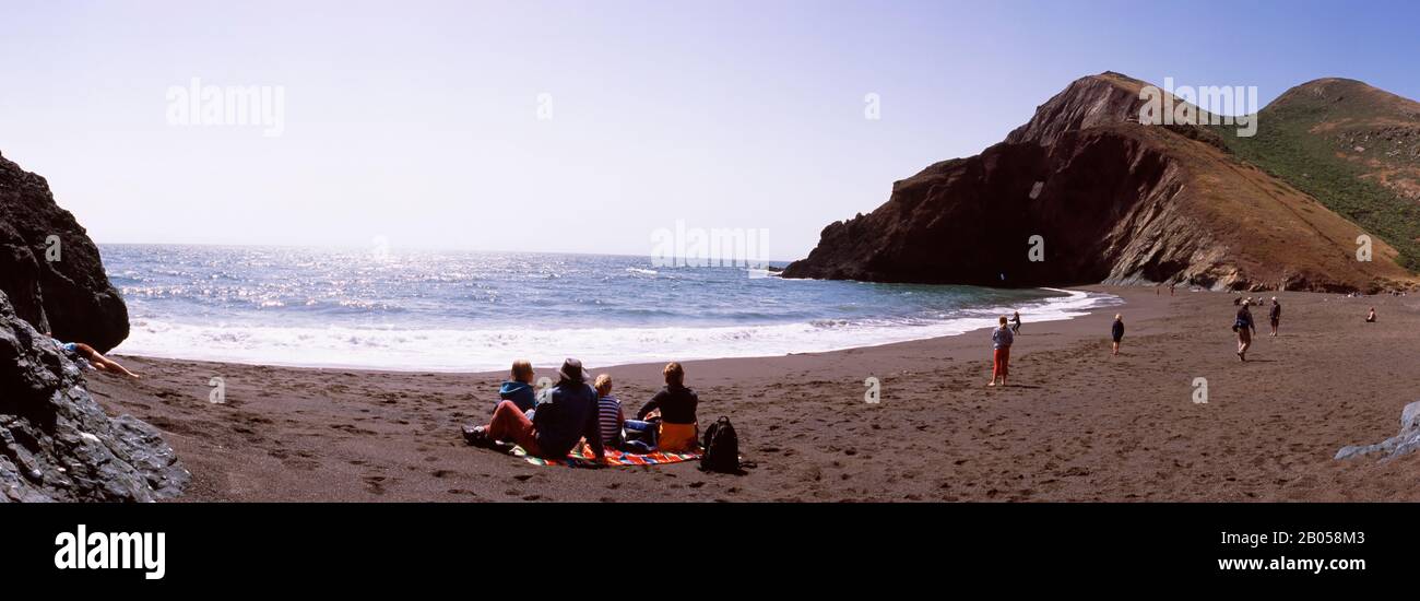 Touristen, die sich am Strand, Tennessee Valley Beach, Mill Valley, Marin County, Kalifornien, USA, ausruhen Stockfoto