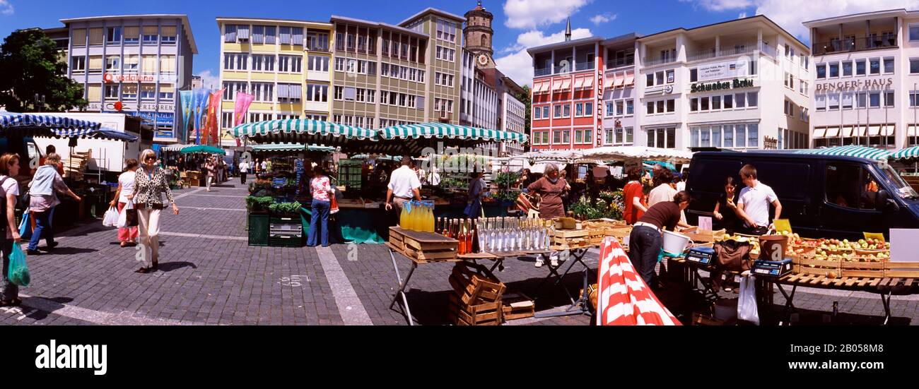 Gruppe von Menschen auf einem Straßenmarkt, Stuttgart, Baden-Württemberg, Deutschland Stockfoto