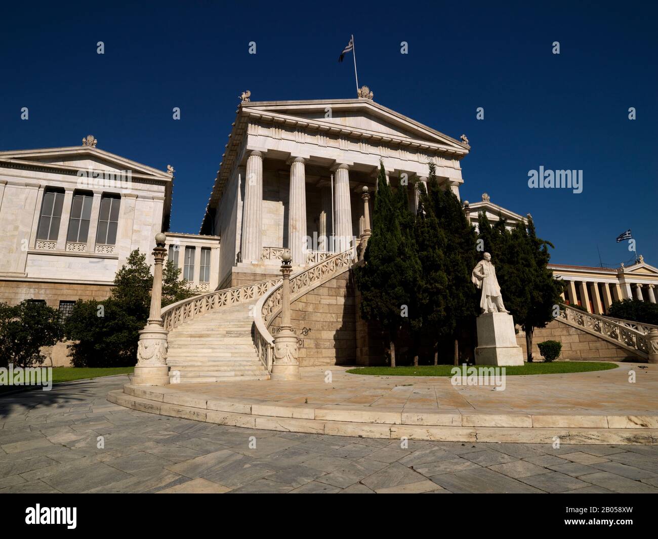 Niedriger Blickwinkel auf eine Bibliothek, Nationalbibliothek, Nationale und Kapodistrian-Universität Athen, Athen, Attika, Griechenland Stockfoto