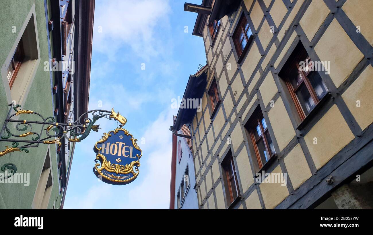 Rothenburg ob der Tauber, Deutschland - 10. Oktober 2019: Blick auf die traditionellen, bunt bemalten Wände in Fachwerk in der engen Stadtstraße wo a Stockfoto