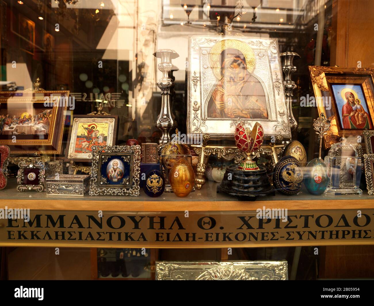 Religiöse Objekte und Antiquitäten in einem Laden, Athen, Attika, Griechenland Stockfoto