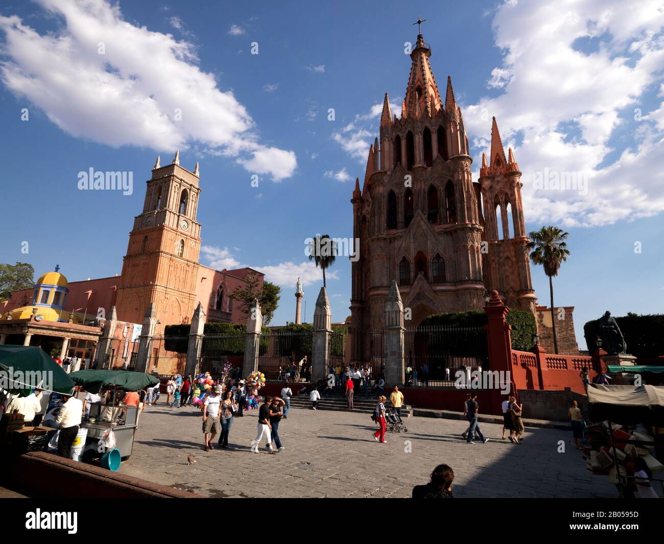 Touristen vor einer Kirche, La Parroquia de San Miguel Arcangel-Kirche, El Jardin, San Miguel de Allende, Guanajuato, Mexiko Stockfoto