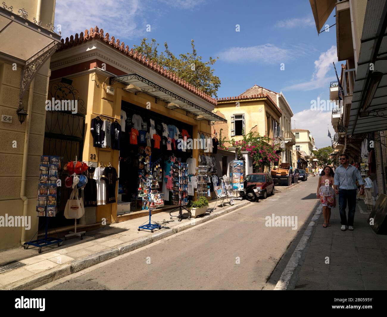 Ein Paar kauft auf einem Straßenmarkt, Plaka, Athen, Attika, Griechenland Stockfoto