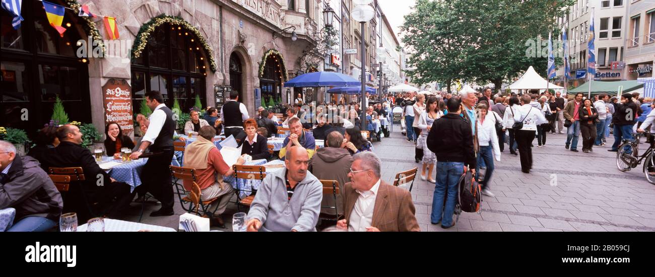 Personengruppe in einem Bürgersteigcafé, München, Bayern, Deutschland Stockfoto