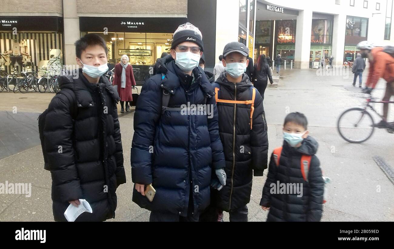 Chinesse Besucht Oxford Town Center mit Masken zum Schutz vor Coronavirus 24/01/2020 Stockfoto