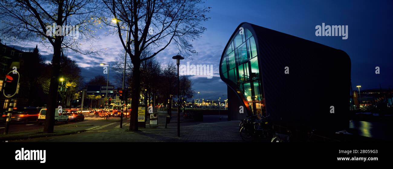 Nachts beleuchtete Gebäude am Straßenrand, Arcam Building, Amsterdam, Niederlande Stockfoto