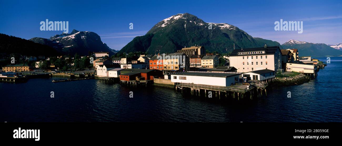 Gebäude am Wasser, Andalsnes, More og Romsdal, Norwegen Stockfoto