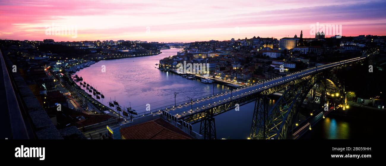 Brücke über einen Fluss, Dom Luis I Brücke, Duoro Fluss, Porto, Portugal Stockfoto