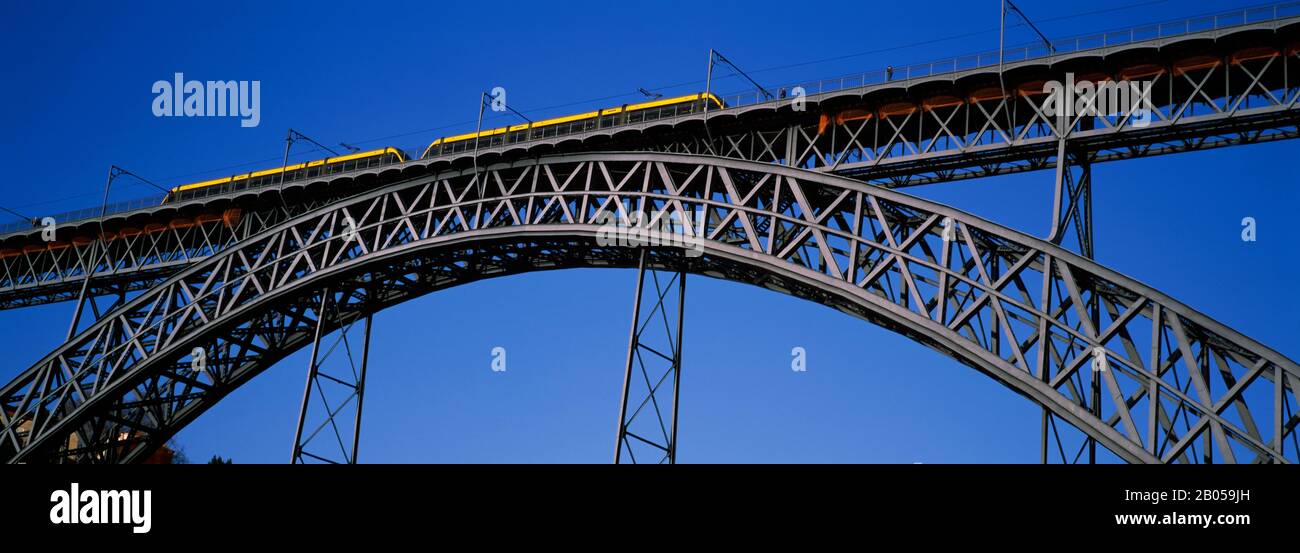 Niedriger Blick auf eine Brücke, Dom Luis I Brücke, Duoro Fluss, Porto, Portugal Stockfoto