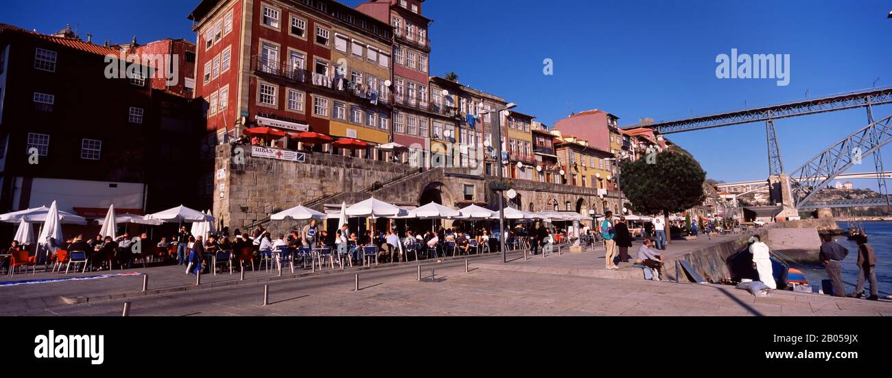Gebäude am Flussufer, Dom Luis i Brücke, Duoro Fluss, Porto, Portugal Stockfoto