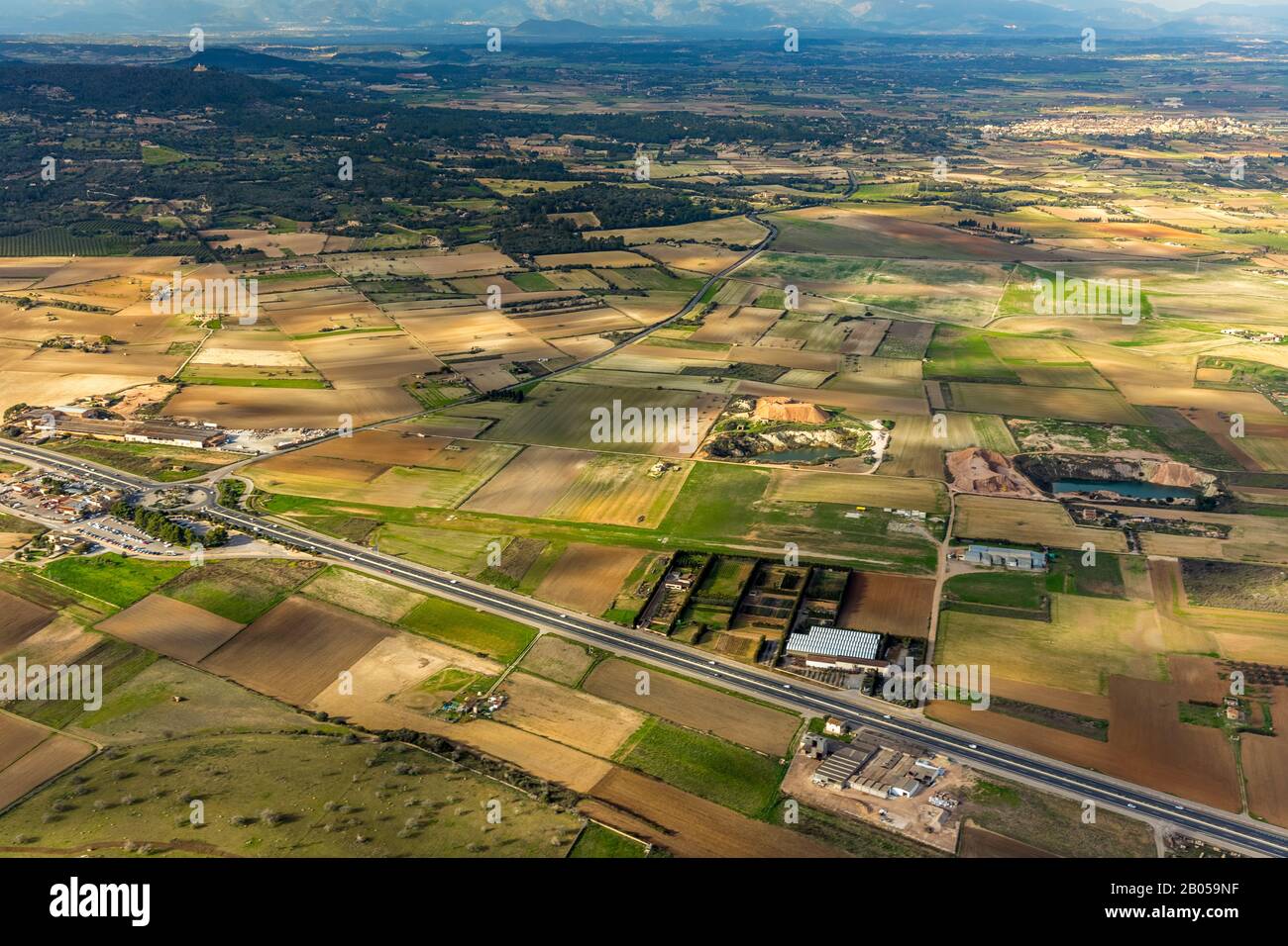 Luftbild, Kreisverkehr mit den Skulpturen von Ball de Cultures de Miguel Sarasate, Petra, Balearen, Spanien, Europa, Mallorca, Balearen, Ball Stockfoto