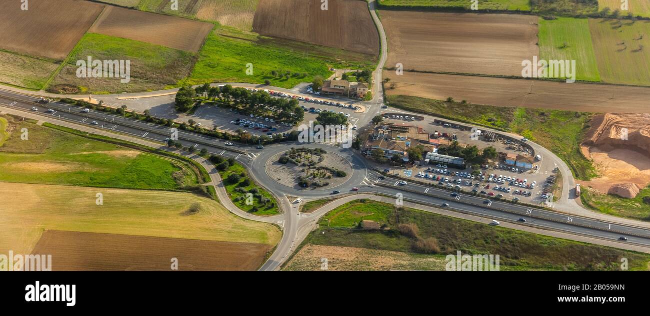 Luftbild, Kreisverkehr mit den Skulpturen von Ball de Cultures de Miguel Sarasate, Petra, Balearen, Spanien, Europa, Mallorca, Balearen, Ball Stockfoto
