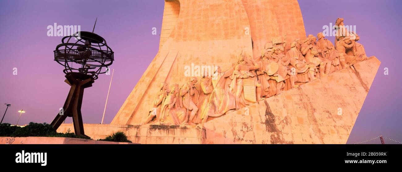 Niedriger Blickwinkel auf ein Denkmal, Denkmal für die Entdeckungen, Lissabon, Portugal Stockfoto