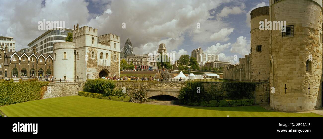 Wolken über Gebäuden in einer Stadt, Tower of London, London, England Stockfoto