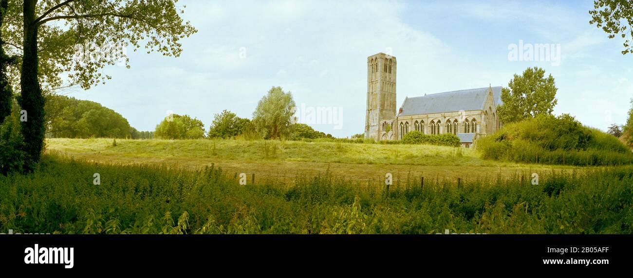 Kirche in einer Landschaft, Damme, Westflandern, Belgien Stockfoto