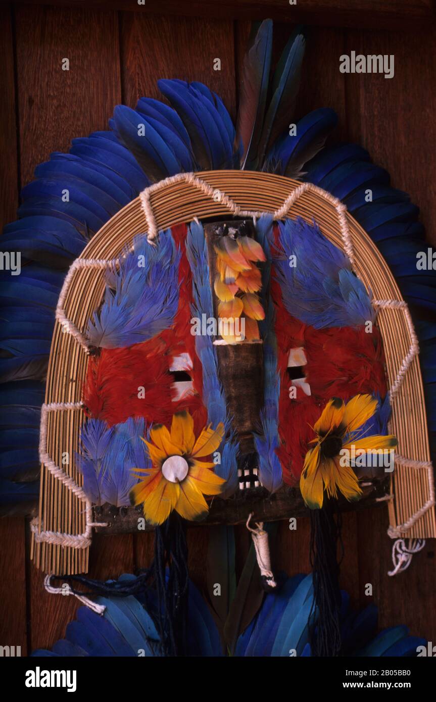 BRASILIEN, AMAZONAS-FLUSS, RIO TAPAJOS, ALTER DO CHAO, ANTHROPOLOGIEMUSEUM, INDISCHE FEDER HEADRESS Stockfoto