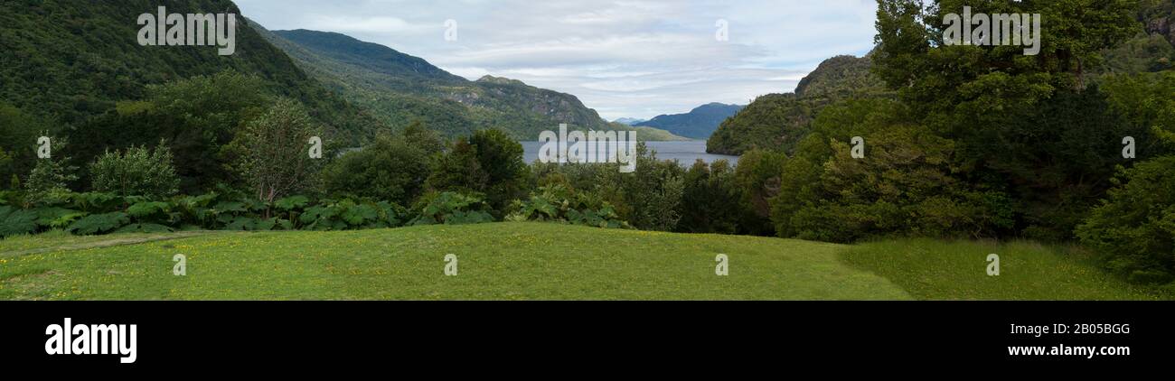 Panoramafoto mit Lago Riesco im Aiken del Sur Privatpark in der Nähe von Puerto Chacabuco in den chilenischen Fjorden im Süden Chiles Stockfoto