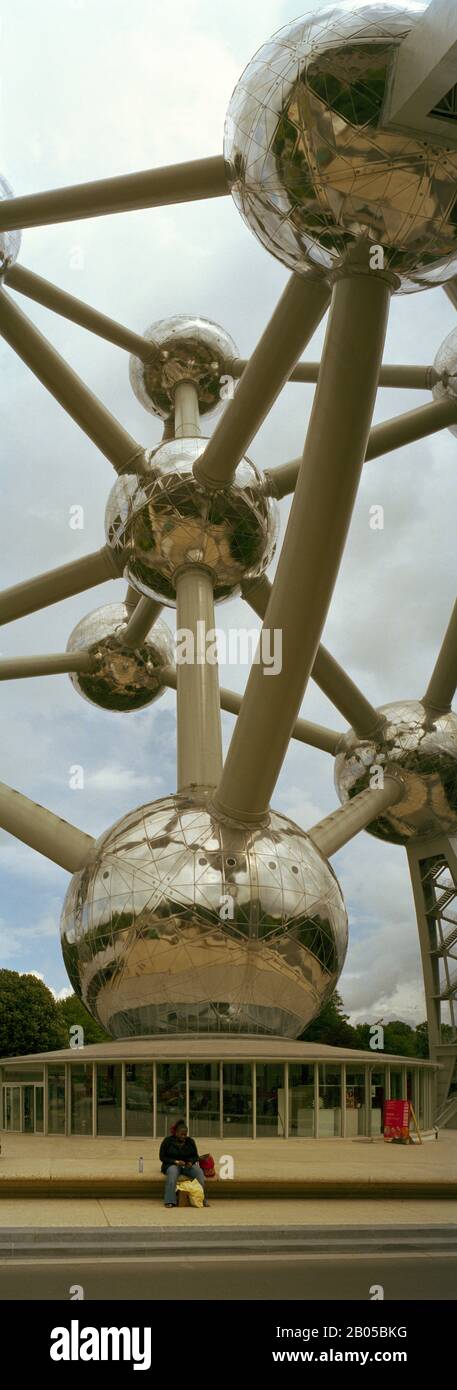 Tiefwinkelansicht einer Skulptur aus Molekularmodell, Atomium, Brüssel, Belgien Stockfoto