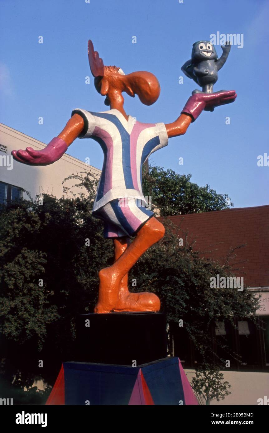 Rocky und Bullwinkle Statue vor Ward Productions auf dem Sunset Blvd. Auf dem Sunset Strip in West Hollywood, Kalifornien Stockfoto