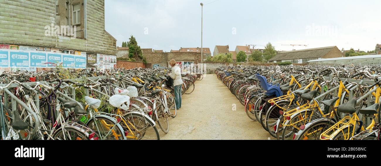 Fahrräder, die auf dem Parkplatz eines Bahnhofs abgestellt wurden, Gent Sint-Pieters, Gent, Ostflandern, Flämische Region, Belgien Stockfoto