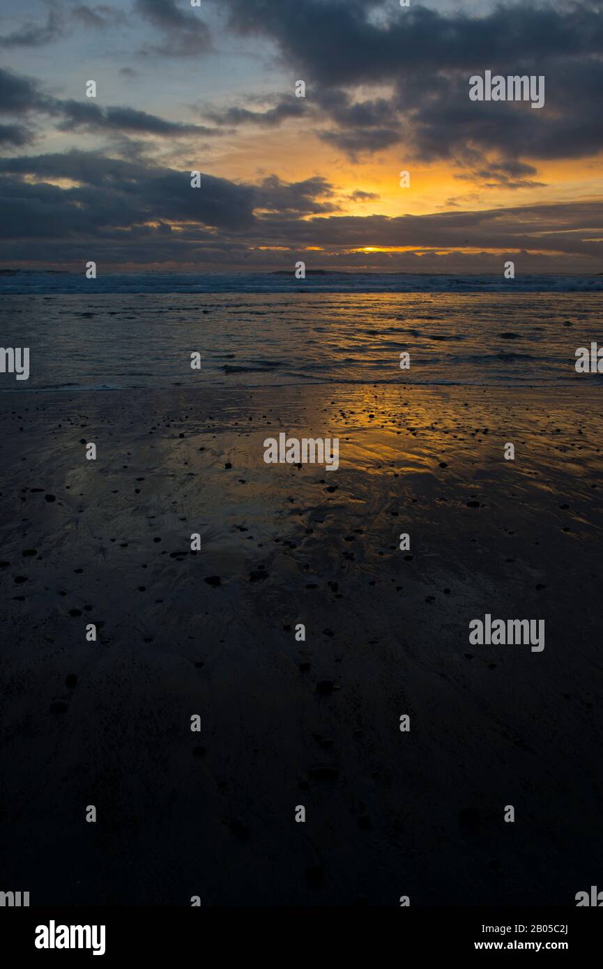 Strand bei Sonnenuntergang in La Push, einer kleinen Quileute-Stammgemeinschaft im Clallam County, Olympische Halbinsel, Washington State, Vereinigte Staaten Stockfoto