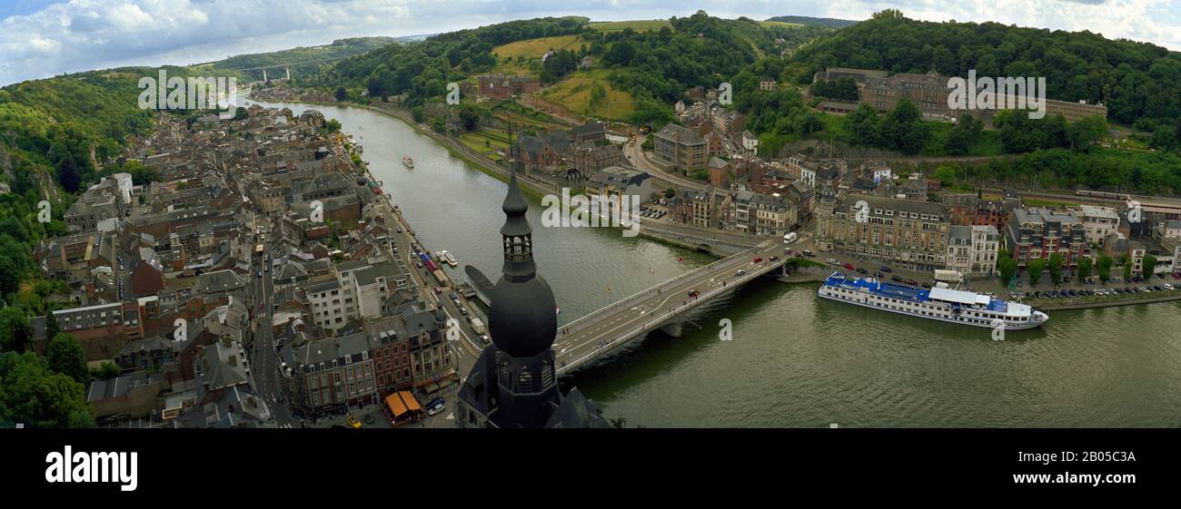 Stadt und eine Brücke über den Fluss von der Zitadelle Dinant, dem Fluss Meuse, Dinant, Provinz Namur, Wallonien, Belgien aus gesehen Stockfoto