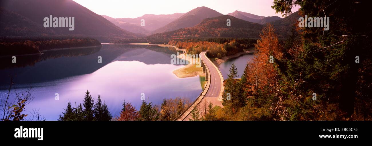 Hochwinkelansicht einer Brücke über einen See, Sylvensteinbrücke, Sylvensteinsee, Bayern, Deutschland Stockfoto