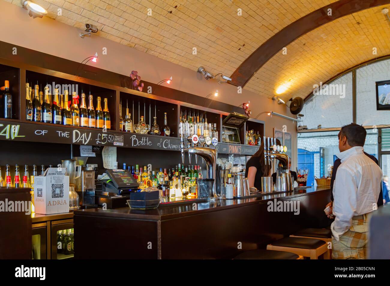 London, Jul 9: Innenansicht eines Pubs unter der Tower Bridge am 9. Juli 2011 in London, Großbritannien Stockfoto